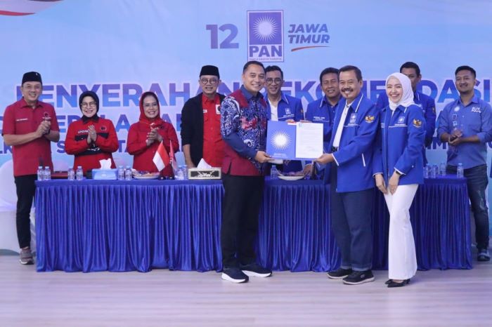 PAN Surabaya yang memberikan surat tugas kepada Eri Cahyadi untuk kontestasi Pilkada Surabaya. - Image