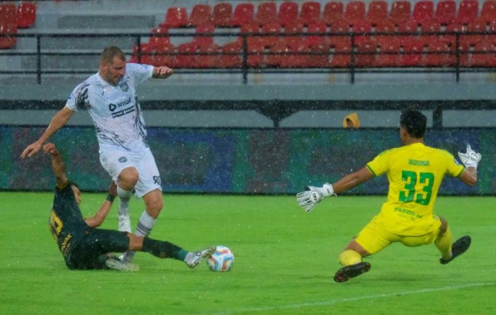 BERPISAH: Wiljan Pluim (kedua kiri) saat berebut bola dengan pesepak bola Persikabo 1973 Lucky Oktavianto (kiri). Pluim harus berpisah dengan Pesut Etam. (ANTARA/Aprillio Akbar) - Image