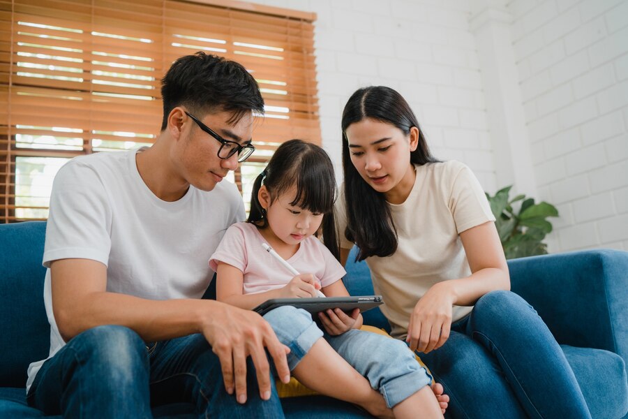 Menjaga kesehatan mental anak dengan love language. - Image