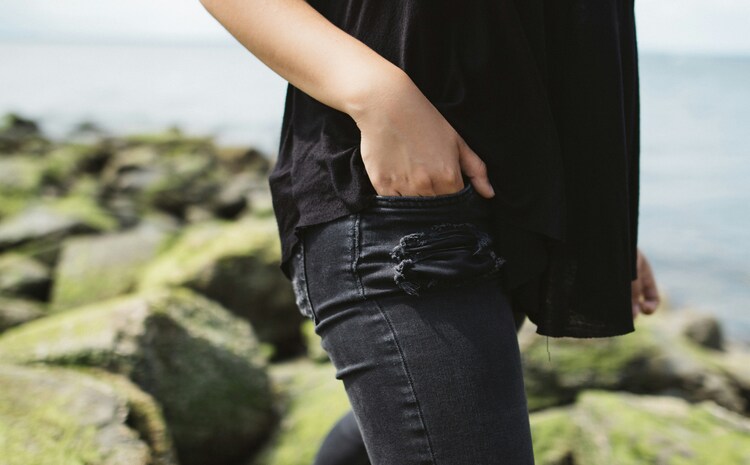 Potret orang yang memasukkan tangannya ke saku celana. Sumber foto : (Unsplash.com/JulianAnna) - Image