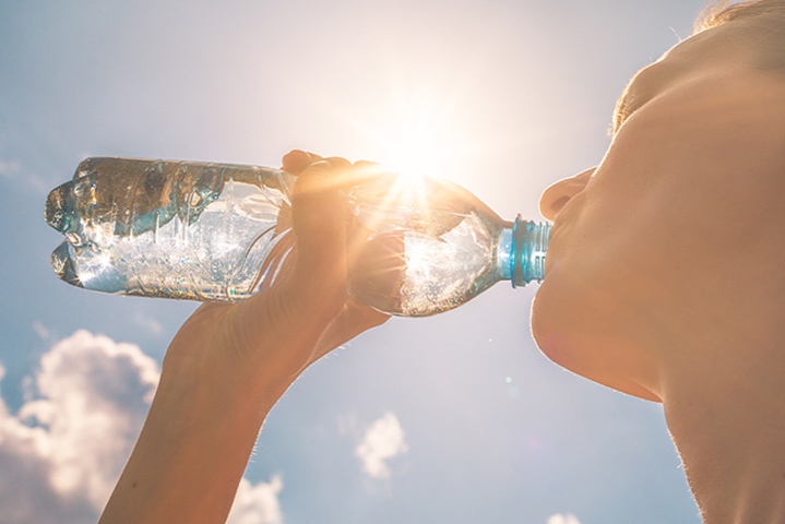Minum air dapat memenuhi cairan dalam tubuh (sumber foto: wellwo) - Image