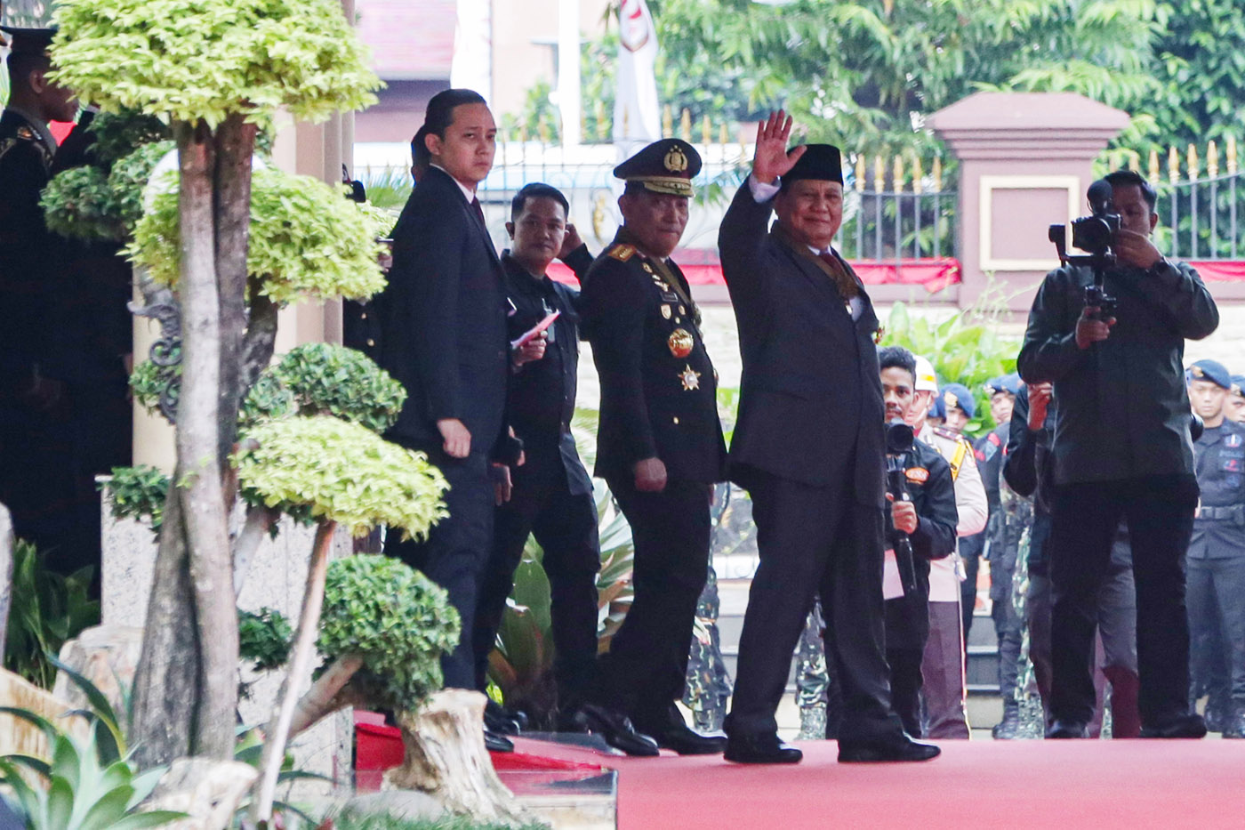 Menteri Pertahanan sekaligus Presiden Terpilih Prabowo Subianto didampingi Kapolri Jenderal Listyo Sigit Prabowo usai prosesi penyematan Bintang Bhayangkara Utama di Mabes Polri, Jakarta, Kamis, (20/6/2024). - Image