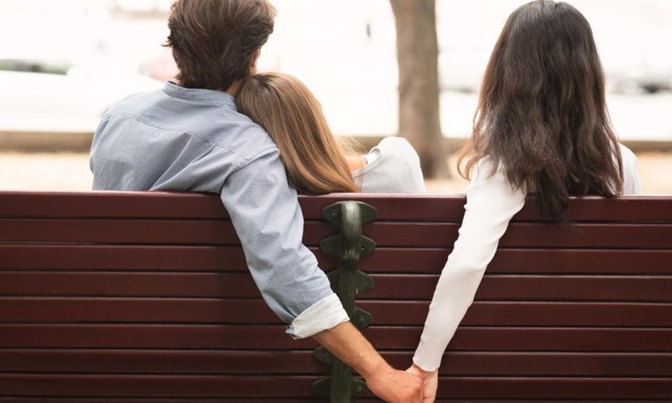 6 Zodiak yang Cenderung Jatuh Cinta pada Kekasih Temannya (foto: marinmagazine) - Image