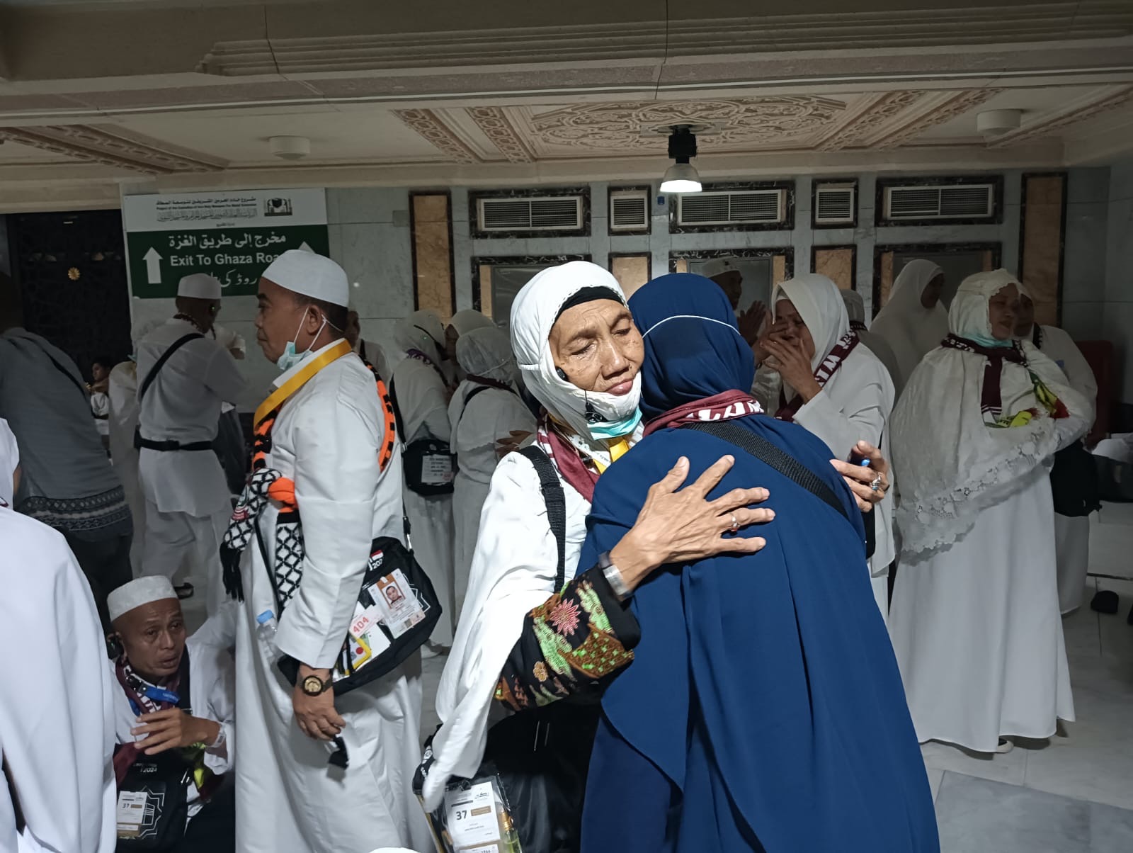 ILUSTRASI: Dua jamaah tampak bahagia setelah selesai tawaf dan sai di Masjidil Haram. Mereka segera meninggalkan Makkah setelah menyelesaikan semua rangkaian ibadah haji. - Image