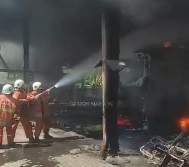 Petugas damkar saat berupaya memadamkan api di bengkel Damri, Surabaya. (Instagram DPKP Surabaya) - Image