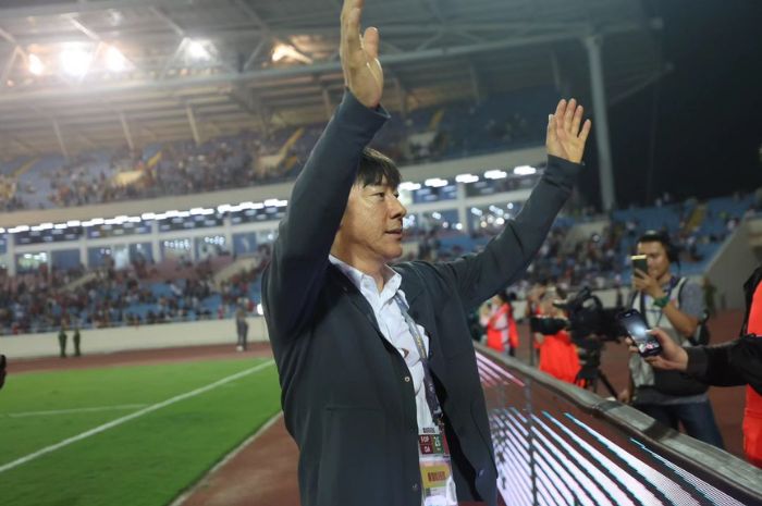 PULANG: Shin Tae-yong dikabarkan jadi kandidat kuat pelatih Korea Selatan setelah terungkap fakta bahwa STY belum tanda tangan perpanjangan kontrak bersama Timnas Indonesia. (Instagram Shin Tae-yong) - Image