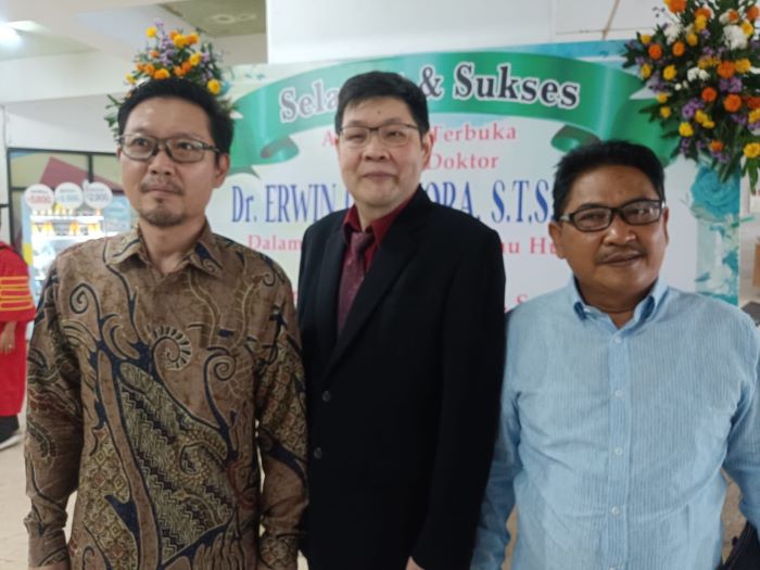 Erwin Indomora (tengah). - Image