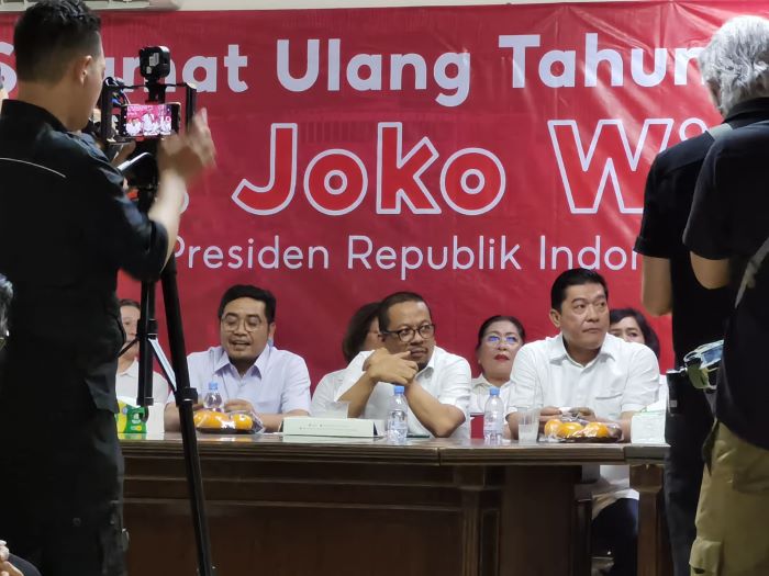 Sejumlah relawan gelar tasyakuran hari ulang tahun Presiden Jokowi pada Jumat (21/6). - Image