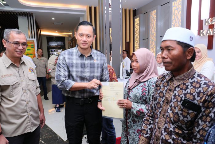 Menteri ATR/Kepala BPN Agus Harimurti Yudhoyono serahkan tiga sertifikat tanah wakaf di Pontianak, Kalimantan Barat, Sabtu (22/6). - Image