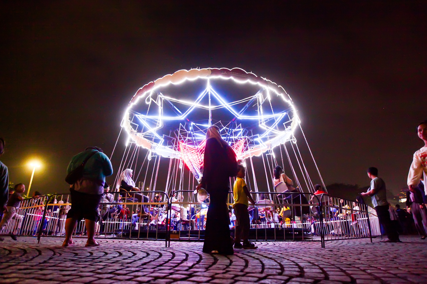 Masyarakat berantusias berbondong-bondong menghadiri Jakarta Night Carnival di Silang Monas, Jakarta