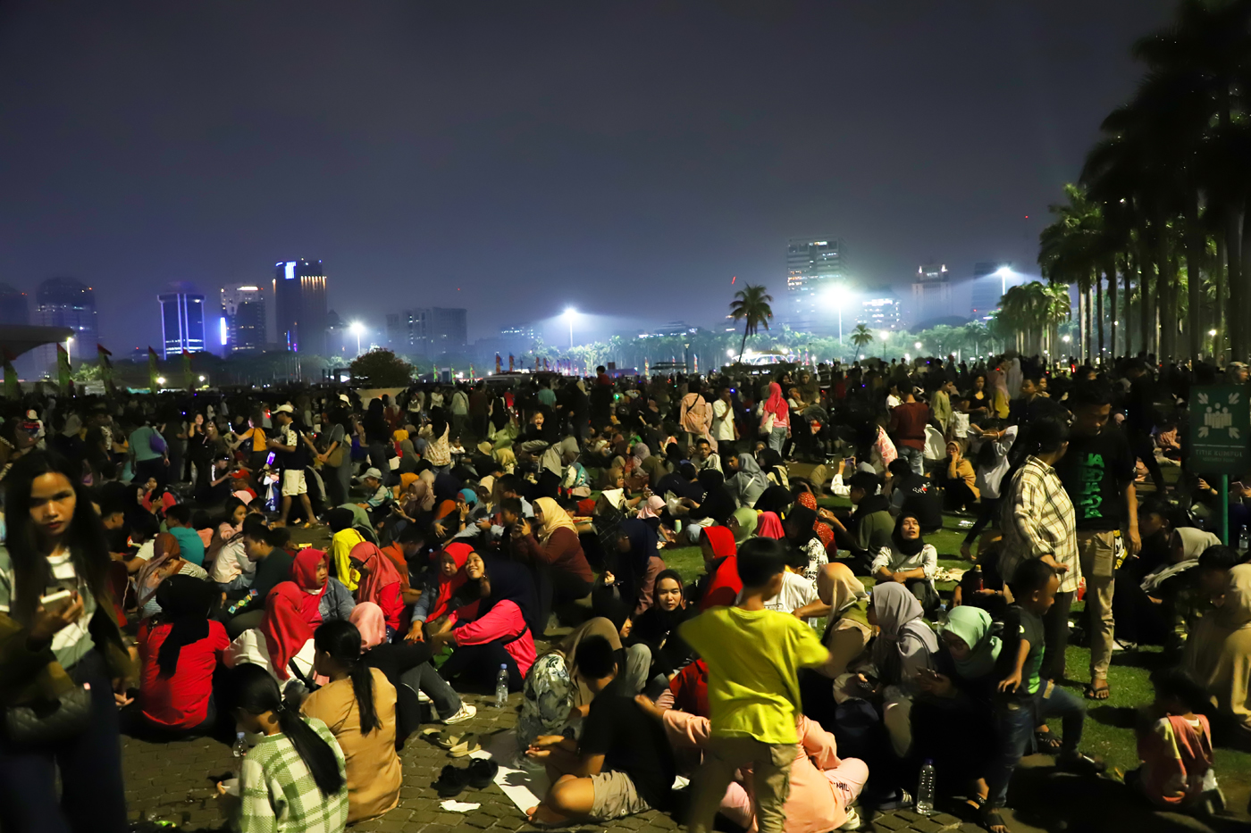 Masyarakat berantusias berbondong-bondong menghadiri Jakarta Night Carnival di Silang Monas, Jakarta