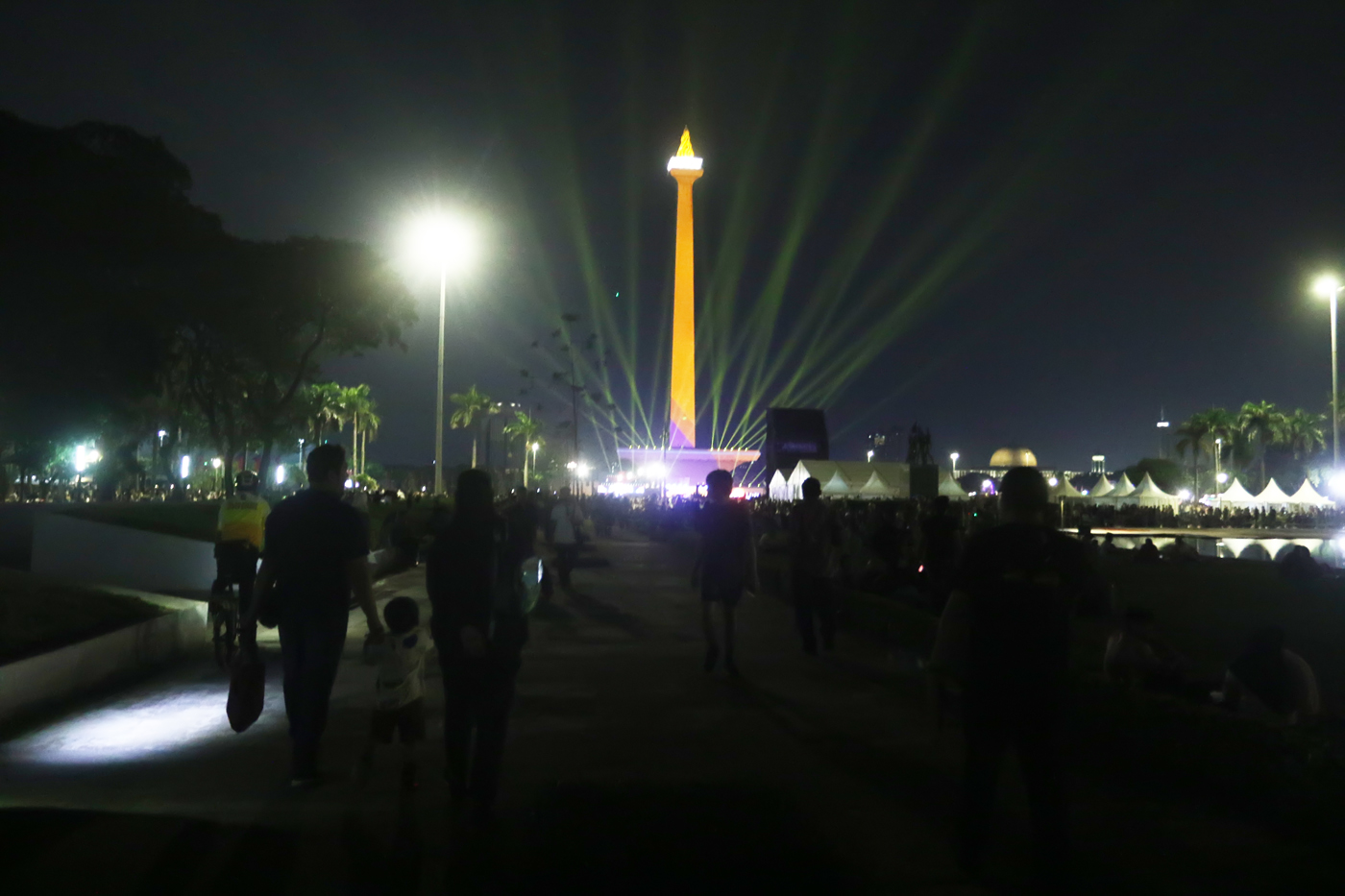 Masyarakat berantusias berbondong-bondong menghadiri Jakarta Night Carnival di Silang Monas, Jakarta