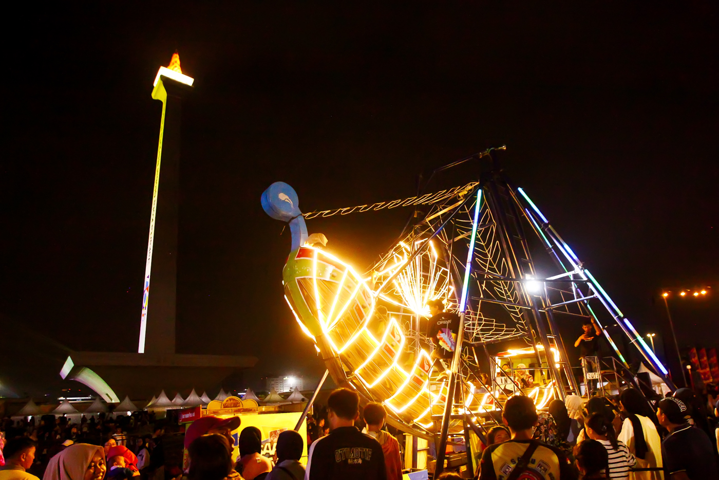 Masyarakat berantusias berbondong-bondong menghadiri Jakarta Night Carnival di Silang Monas, Jakarta
