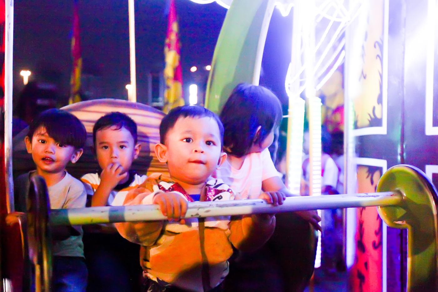 Masyarakat berantusias berbondong-bondong menghadiri Jakarta Night Carnival di Silang Monas, Jakarta
