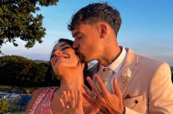 BAHAGIA: Momen bahagia Shayne Pattynama bersama Mina merayakan pertunangan mereka. (Instagram Mina) - Image