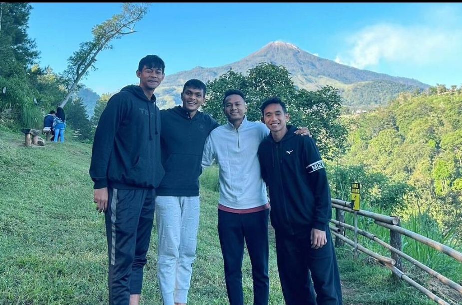 Empat mantan pemain Persebaya Surabaya sedang bereuni. Dari kiri, Satria Tama, Rachmat Irianto, Koko Ari, dan Risky I - Image