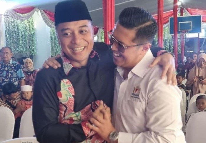 Wali Kota Surabaya Eri Cahyadi bertemu Hendy Setiono di perhelatan khitanan massal dalam rangkaian Hari Jadi Kota Surabaya (HJKS). - Image