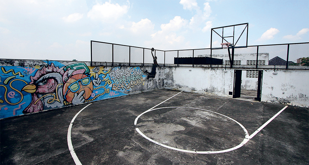 SPOT FAVORIT: Lapangan basket di rooftop ini menjadi spot kesukaan keluarga untuk olahraga, selain gym area.