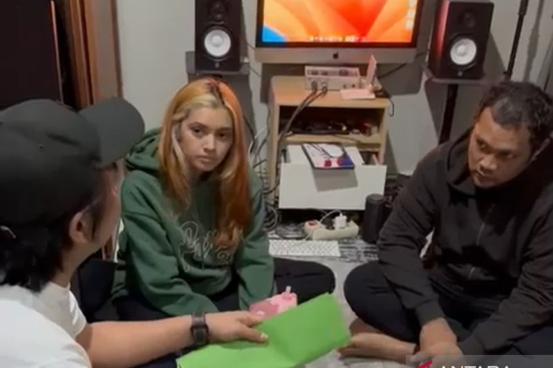 Musisi Virgoun (kanan) bersama perempuan berinisial PA (tengah) saat ditangkap polisi terkait kasus penyalahgunaan narkotika. Keduanya bersama pemasok narkoba resmi jadi tersangka. - Image