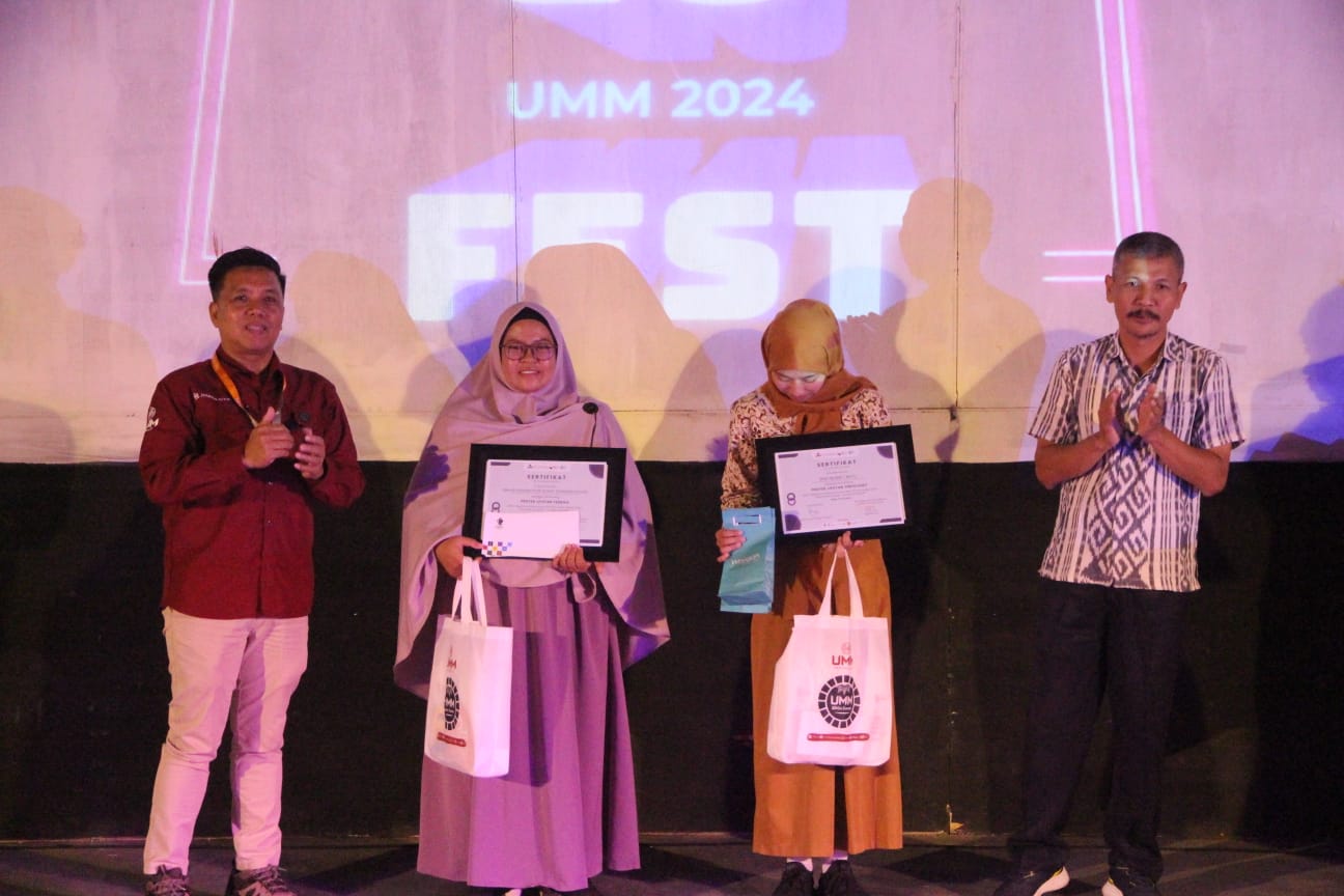 Pemberian penghargaan kepada siswa SMA oleh Kaprodi Komunikasi UMM Nasrullah bersama Sekretaris Prodi Jamroji. - Image