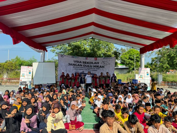 Jamkrindo edukasi Usia Sekolah Jangan Dulu Nikah di SMPN 2 dan SDN 2 Karangsong, Indramayu, cegah pernikahan dini. - Image