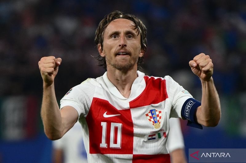 Gelandang Kroasia #10 Luka Modric merayakan gol pertama timnya selama pertandingan sepak bola Grup B UEFA Euro 2024 antara Kroasia dan Italia di Stadion Leipzig di Leipzig pada Senin (24/6/2024). - Image