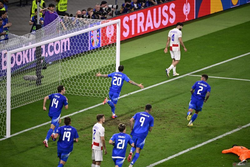 Penyerang Italia #20 Mattia Zaccagni (tengah) merayakan bersama rekan satu timnya setelah mencetak gol pertama timnya selama pertandingan sepak bola Grup B UEFA Euro 2024. - Image
