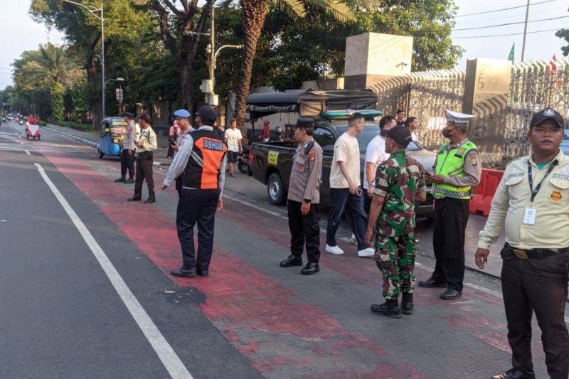 Penjagaan di Kawasan Masjid Istiqlal, Sawah Besar, Jakarta Pusat, oleh pihak Kepolisian, Dinas Perhubungan (Dishub) dan Satpol PP. (ANTARA/HO-Polres Metro Jakarta Pusat) - Image