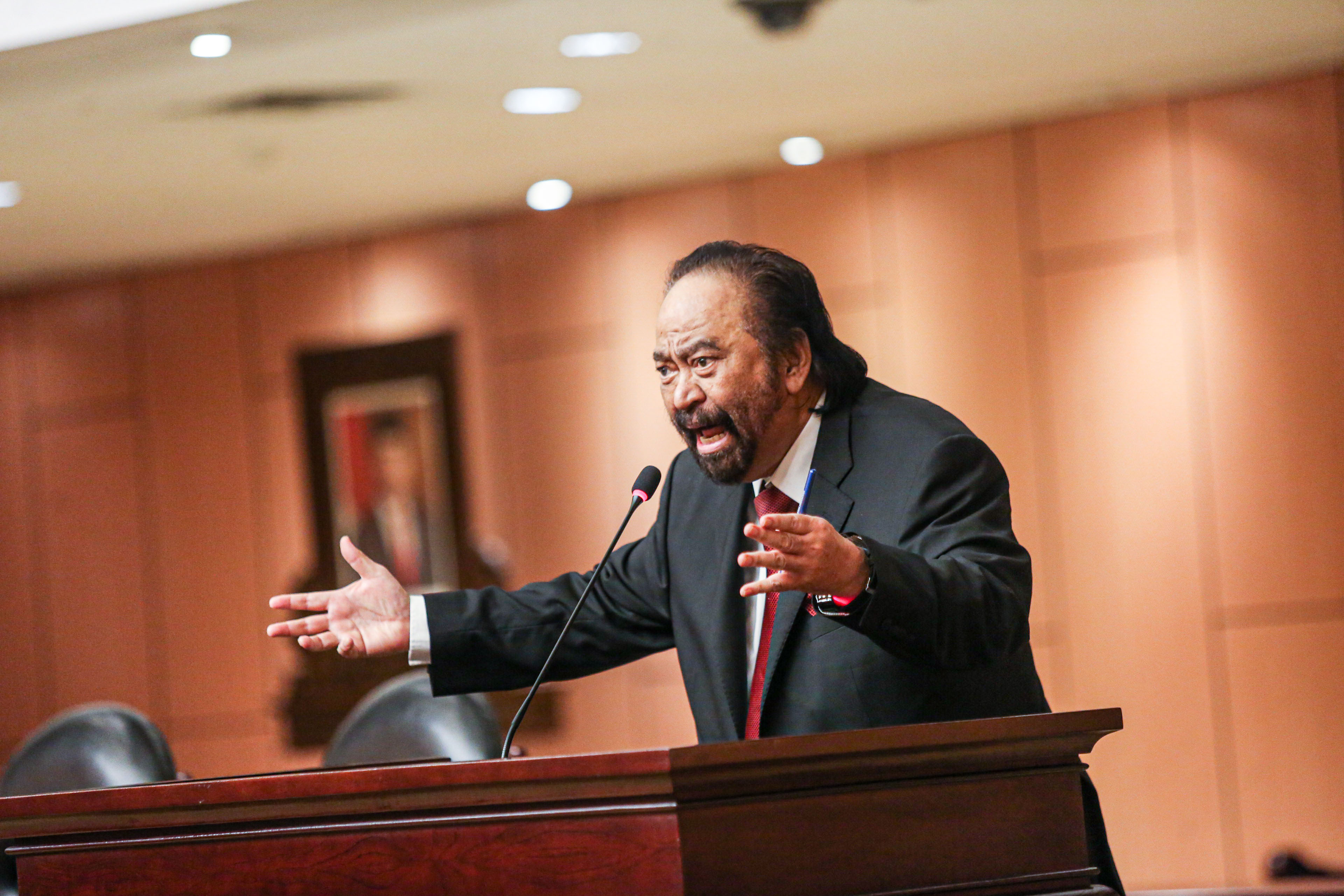 Ketua Umum Partai NasDem Surya Paloh memberikan pidato politik pada peluncuran buku Pancasila di Rumahku’ di Ruang Nusantara V, Kompleks Parlemen, Senayan, Jakarta, Senin (24/6/2024). - Image