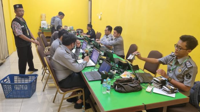 Sejak Senin (24/6), proses pelayanan perekaman biometrik untuk keperluan penerbitan paspor telah berjalan normal. - Image