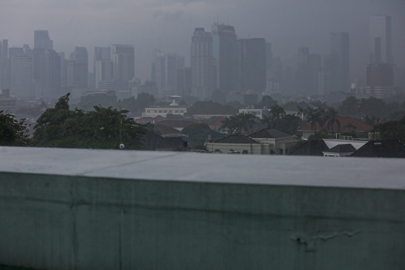 Hujan turun di kawasan Jakarta Pusat, Jakarta, Selasa (25/6/2024). - Image
