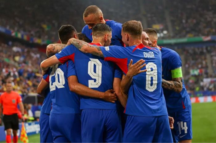 MISI BERAT: Slovakia punya misi berat kalahkan Rumania yang jadi pemuncak klasemen karena unggul selisih gol. (futbalsfz.sk) - Image