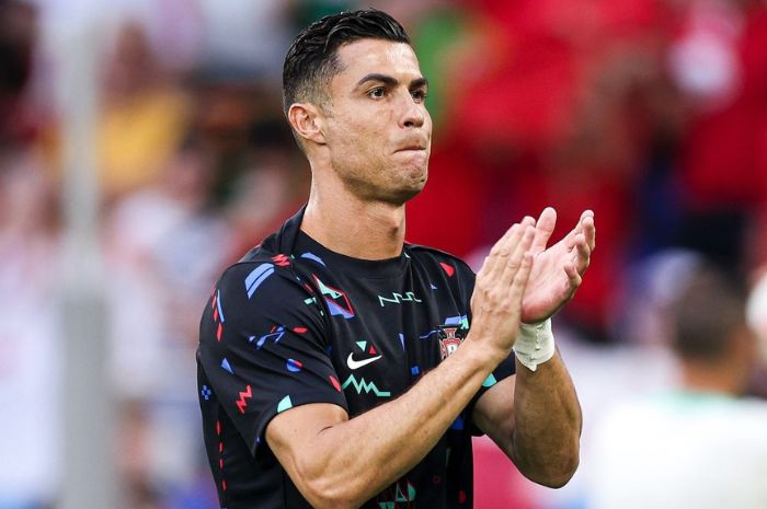 Ambisi dan dedikasi tinggi Cristiano Ronaldo tercermin di laga Portugal kontra Georgia, di mana rasa kecewanya terlihat jelas ketika negaranya dihajar 2-0 oleh Georgia. (Instagram timnas portugal) - Image
