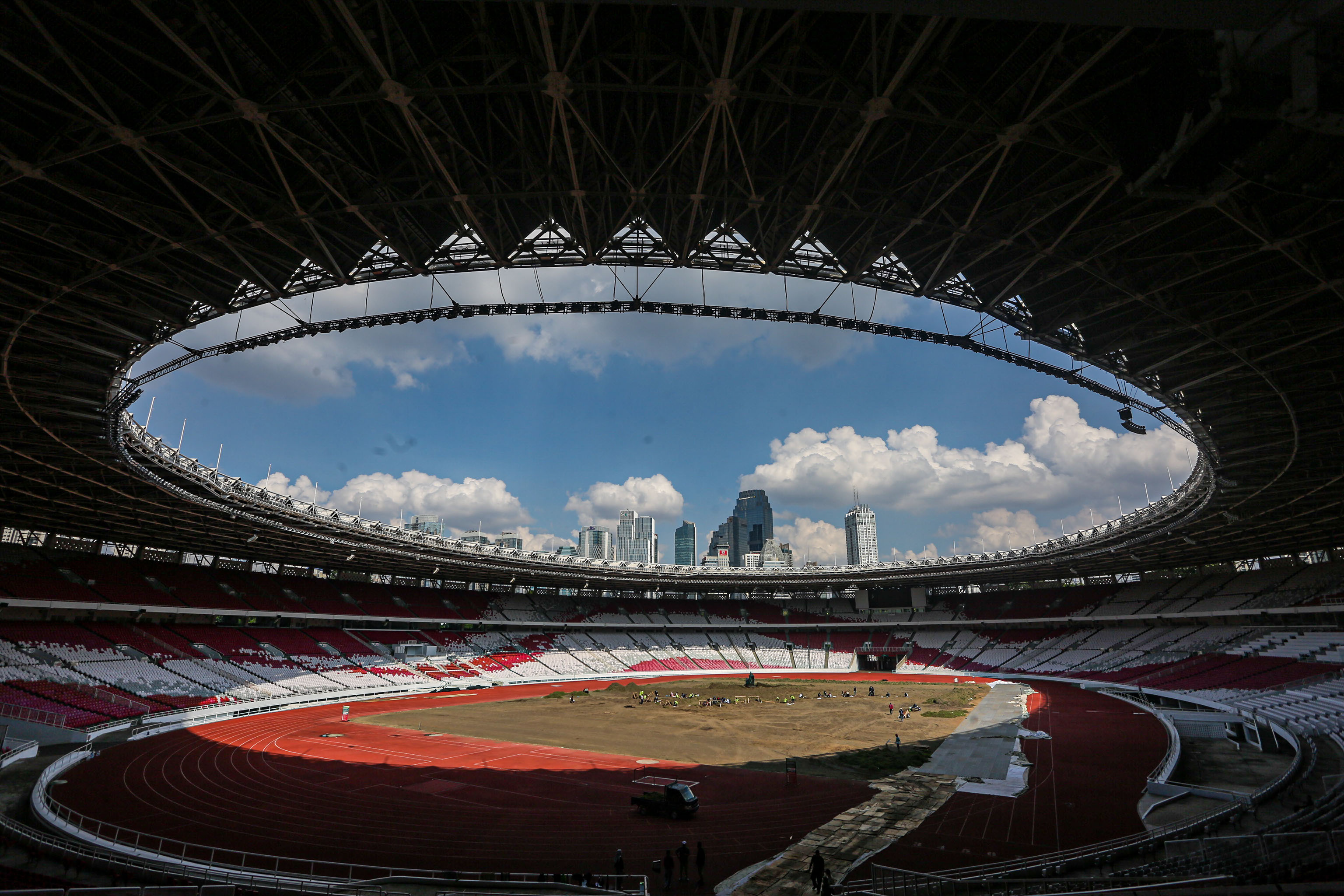 Pekerja melakukan perawatan media tanam saat revitalisasi rumput Field of Play lapangan SUGBK di Jakarta, Rabu (26/6/2024). - Image