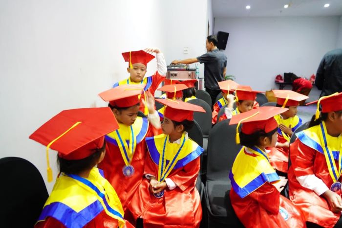 Wakil Wali Kota Surabaya Armuji menghadiri wisuda TK Untuk Indonesia. (Istimewa) - Image