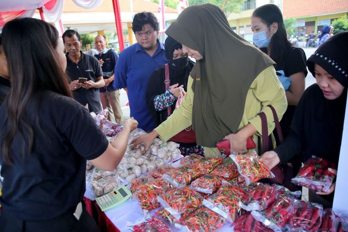 Gerakan Pangan Murah (GPM) digelar di Halaman Kantor Kelurahan Dukuh Menanggal, Kamis (27/6). (Pemkot Surabaya) - Image