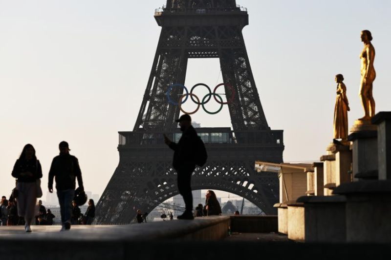 Logo Olimpiade terpasang di Menara Eiffel di Paris, Prancis. (ANTARA/Xinhua) - Image
