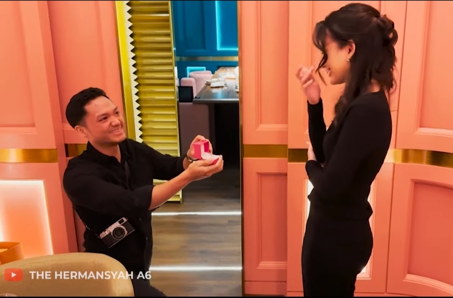 Azriel lamar kekasihnya,Sarah Menzel. (Tangkapan Layar YouTube The Hermansyah A6) - Image