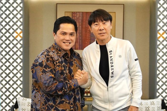 Shin Tae-yong resmi memperpanjang kontrak bersama Timnas Indonesia untuk terus berprestasi menuju Piala Dunia 2026. (Instagram/Erick Thohir) - Image