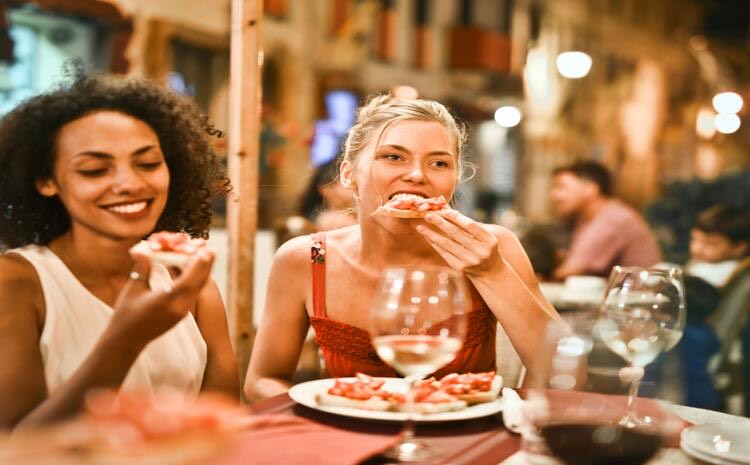 Ilustrasi orang yang melakukan mindful eating. (Pexels.com/Adrienn) - Image