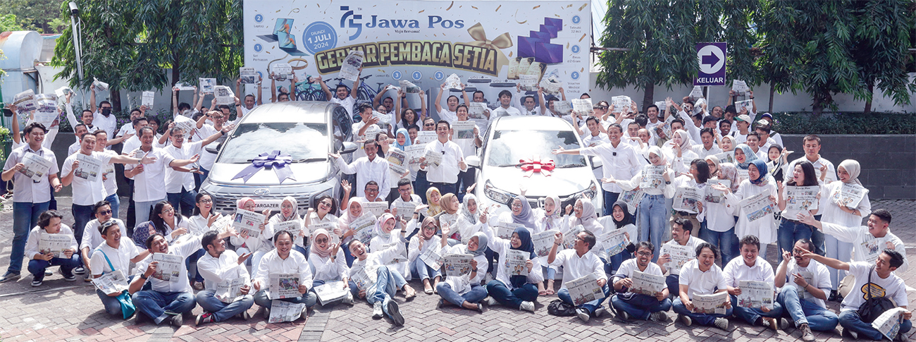 CEO Jawa Pos Media Leak Kustiyo bersama karyawan Jawa Pos dan hadiah Super Grand Prize Gebyar Pembaca Setia Jawa Pos di depan Gedung Graha Pena Surabaya. (Alfian Rizal/Jawa Pos) - Image