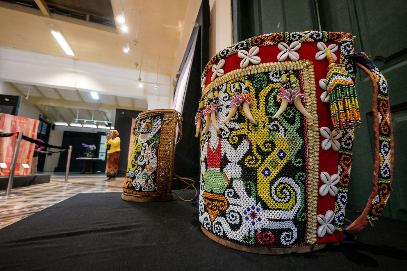 Pengunjung melihat koleksi kain songket di Pameran Wastra Songket Indonesia di Museum Tekstil, Jakar