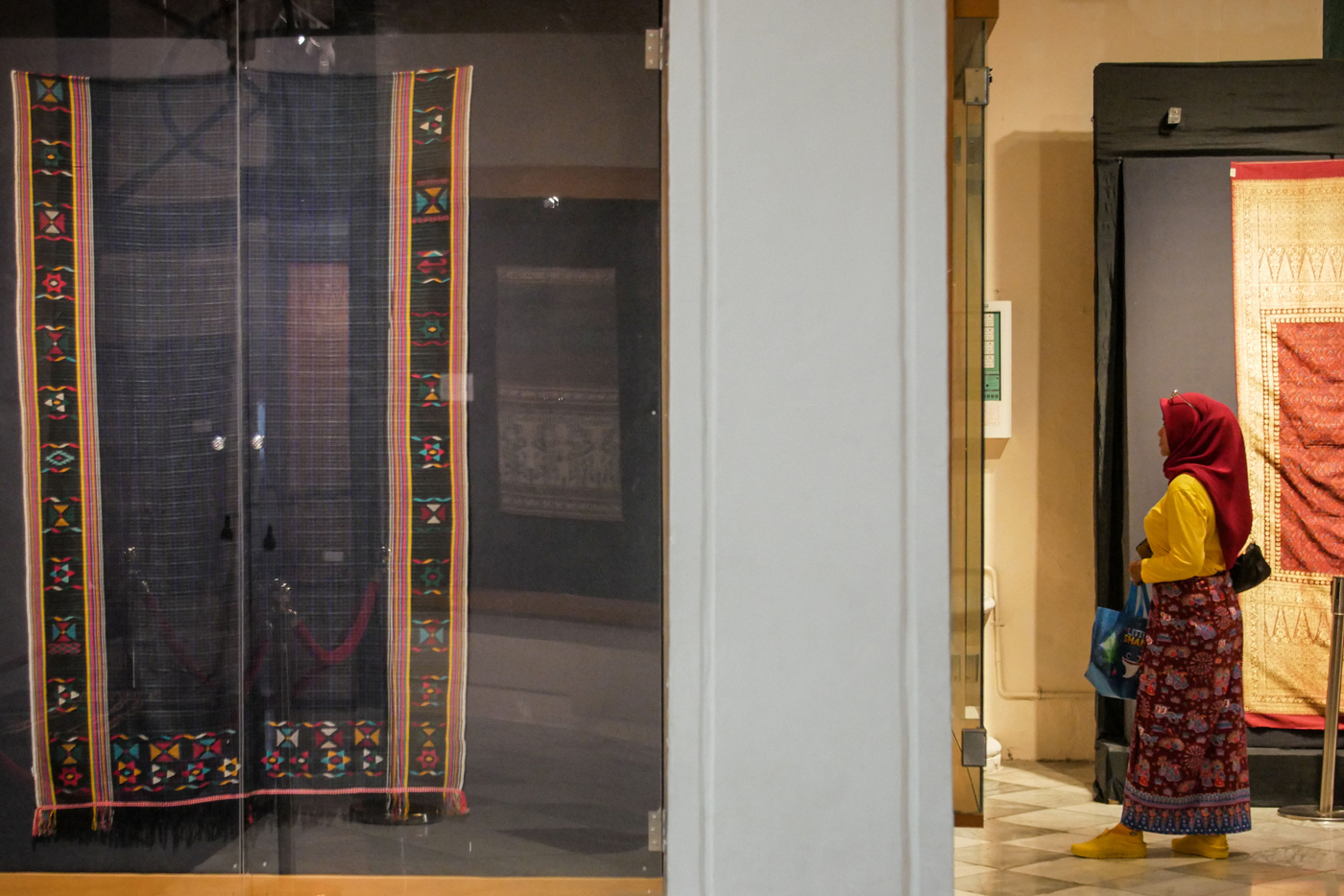 Pengunjung melihat koleksi kain songket di Pameran Wastra Songket Indonesia di Museum Tekstil, Jakar