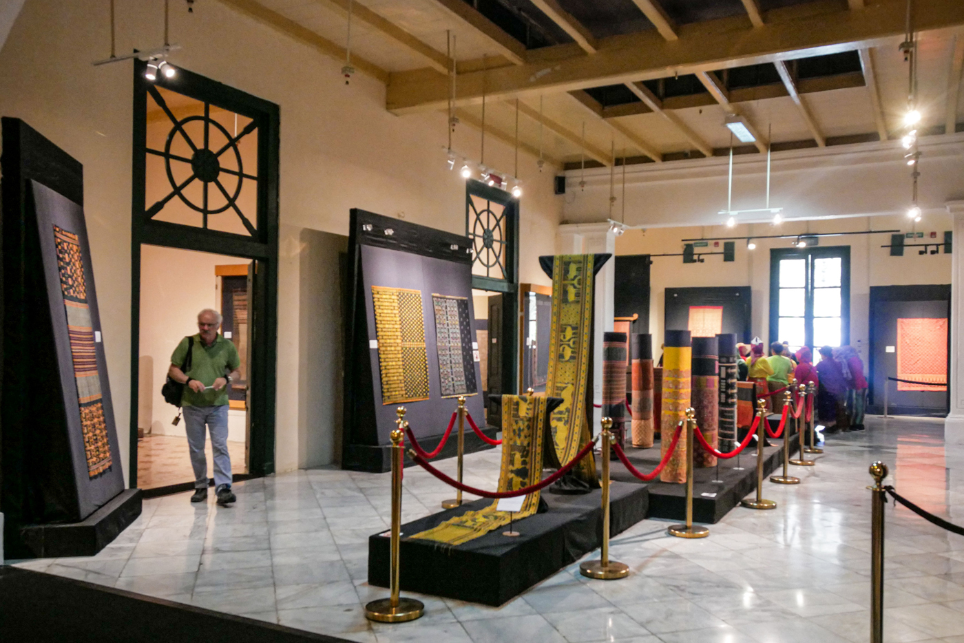 Pengunjung melihat koleksi kain songket di Pameran Wastra Songket Indonesia di Museum Tekstil, Jakar