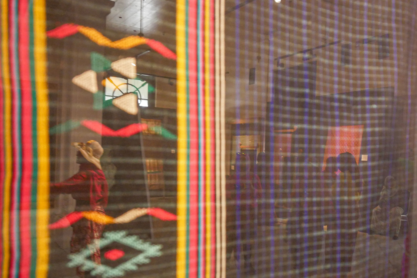 Pengunjung melihat koleksi kain songket di Pameran Wastra Songket Indonesia di Museum Tekstil, Jakar