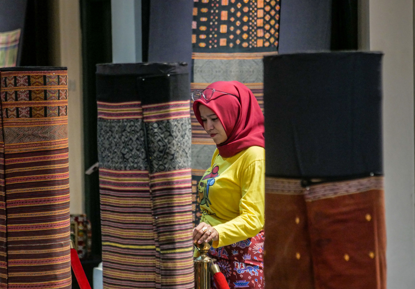 Pengunjung melihat koleksi kain songket di Pameran Wastra Songket Indonesia di Museum Tekstil, Jakar