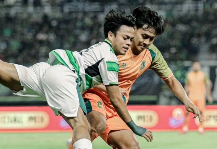 Masa depan pemain lokal di Liga Indonesia harusnya tak perlu khawatir karena moncernya performa dua pemain muda lokal milik Persebaya Surabaya. (Instagram/Persebaya Surabaya) - Image