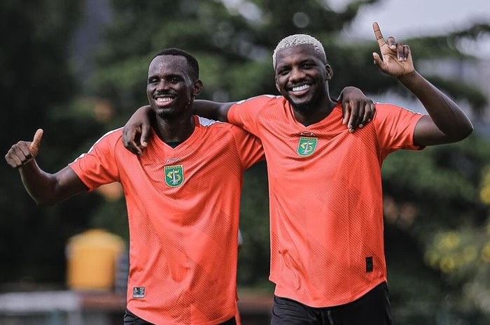 Gilson Costa (kanan) bisa jadi opsi menarik di lini belakang Persebaya Surabaya. (Instagram/Persebaya Surabaya) - Image