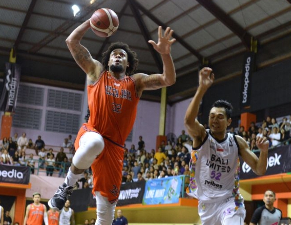 Pebasket Pelita Jaya Jakarta Kevin Ornell Chapman (kiri) berusaha memasukkan bola dibayangi pebasket Bali United Basketball Surliyadin - Image