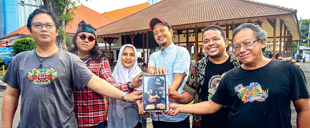 Komunitas Me mories of Gombloh. (DIMAS MAULANA/JAWA POS) - Image